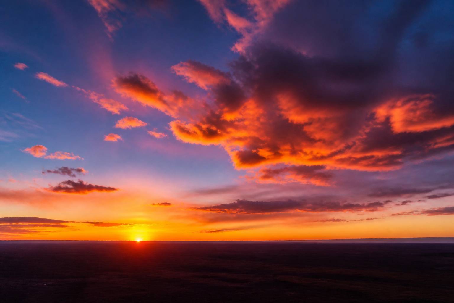 Ciel spectaculaire coucher soleil nuages colores degrade orange rose violet horizon