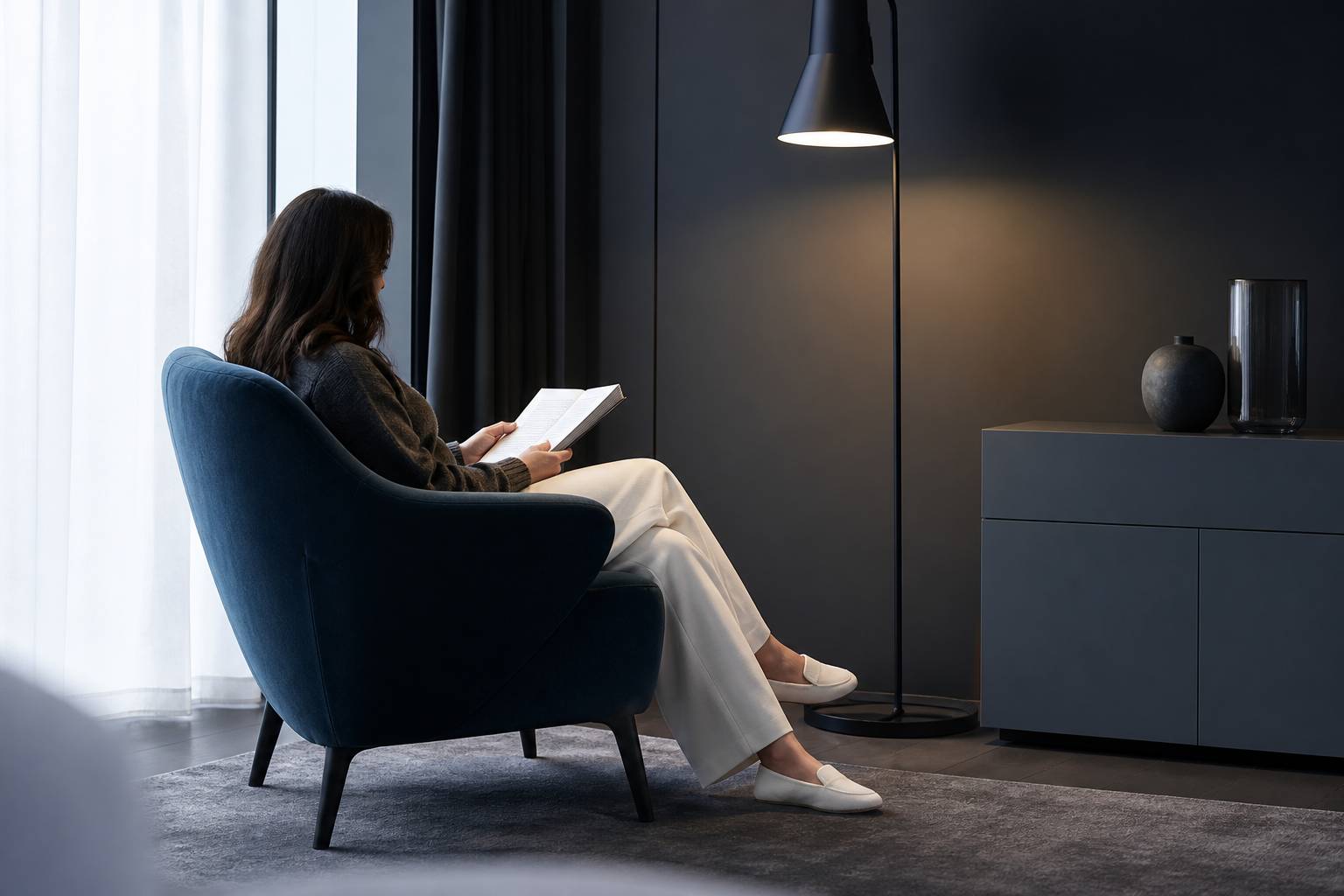 Lecture dans fauteuil confortable atmosphere imaginaire